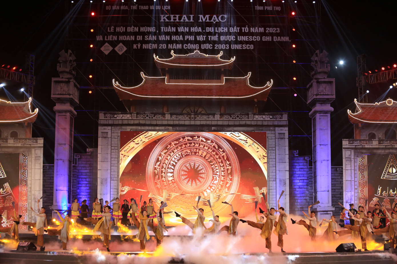Tối 21/4, lễ khai mạc Tuần Văn hóa - Du lịch Đất Tổ năm 2023 - Lễ hội Đền Hùng, Liên hoan Di sản văn hóa phi vật thể được UNESCO ghi danh và Kỷ niệm 20 năm thực hiện Công ước 2003 của UNESCO đã được tổ chức trang trọng tại Quảng trường Hùng Vương, TP. Việt Trì, tỉnh Phú Thọ. Tiết mục trống hội, múa cờ kết hợp biểu diễn đại cảnh tín ngưỡng thờ cúng Hùng Vương mở màn chương trình nghệ thuật khai mạc, với sự tham gia của hơn 200 diễn viên múa. Ảnh: Minh An. Tối 21/4, lễ khai mạc Tuần Văn hóa - Du lịch Đất Tổ năm 2023 - Lễ hội Đền Hùng, Liên hoan Di sản văn hóa phi vật thể được UNESCO ghi danh và Kỷ niệm 20 năm thực hiện Công ước 2003 của UNESCO đã được tổ chức trang trọng tại Quảng trường Hùng Vương, TP. Việt Trì, tỉnh Phú Thọ. Tiết mục trống hội, múa cờ kết hợp biểu diễn đại cảnh tín ngưỡng thờ cúng Hùng Vương mở màn chương trình nghệ thuật khai mạc, với sự tham gia của hơn 200 diễn viên múa. Ảnh: Minh An.