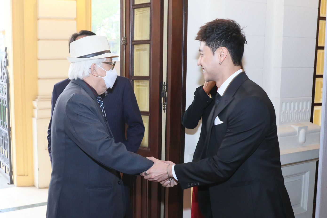 Diễn viên Thanh Sơn đón NSƯT Đức Trung - nguyên Phó Giám đốc Nhà hát Tuổi trẻ. Ảnh: Quang Vinh