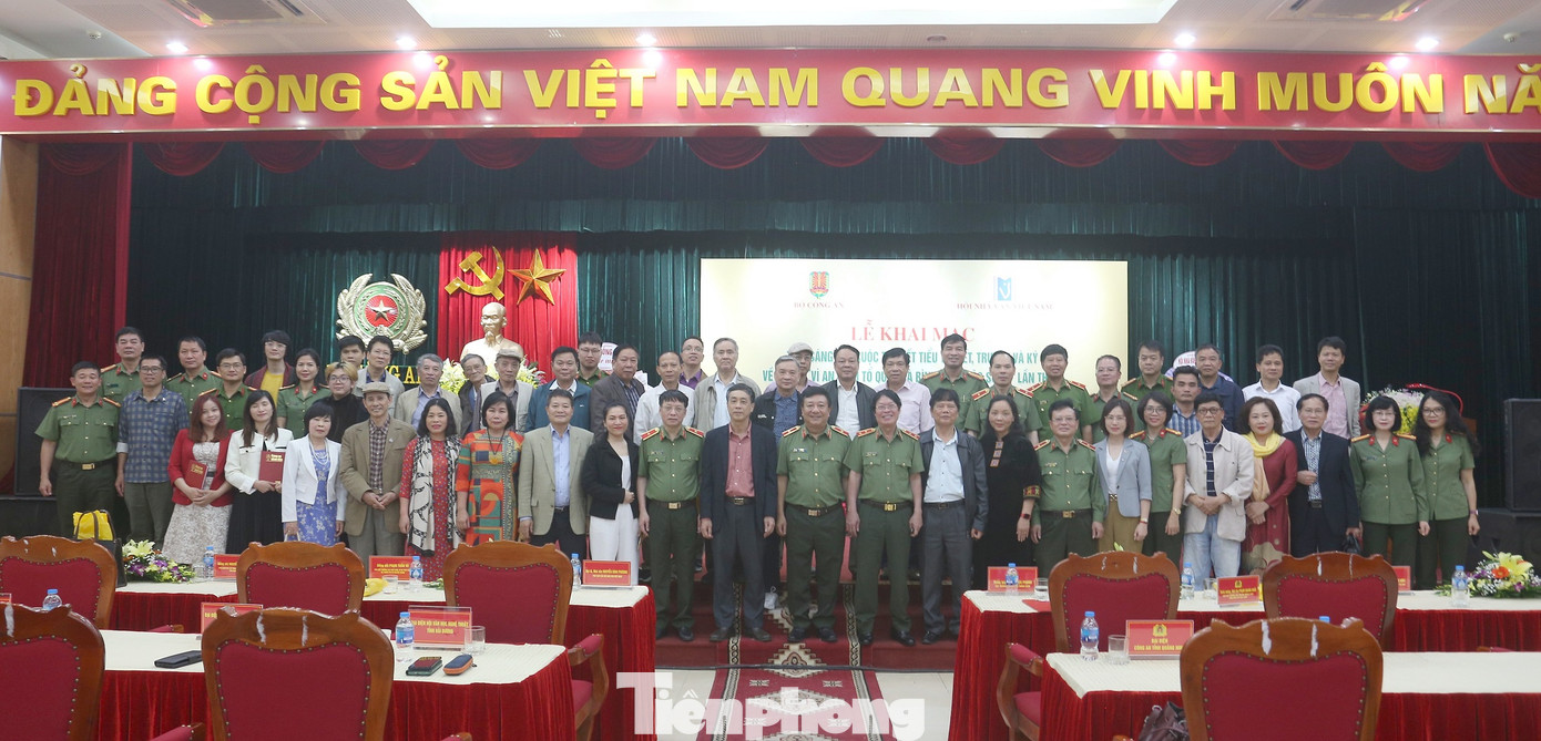 Trại sáng tác quy tụ 35 tác giả, trong đó có những cây viết thành công ở mảng đề tài chiến sĩ CAND. Trại sáng tác quy tụ 35 tác giả, trong đó có những cây viết thành công ở mảng đề tài chiến sĩ CAND.