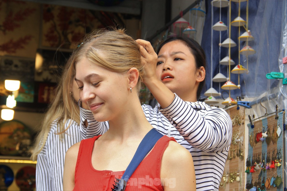 Chuyên gia cho rằng nên tìm cách thu hút khách, tăng chi tiêu của khách hơn là lạm thu. Ảnh: THANH TRẦN. Chuyên gia cho rằng nên tìm cách thu hút khách, tăng chi tiêu của khách hơn là lạm thu. Ảnh: THANH TRẦN.