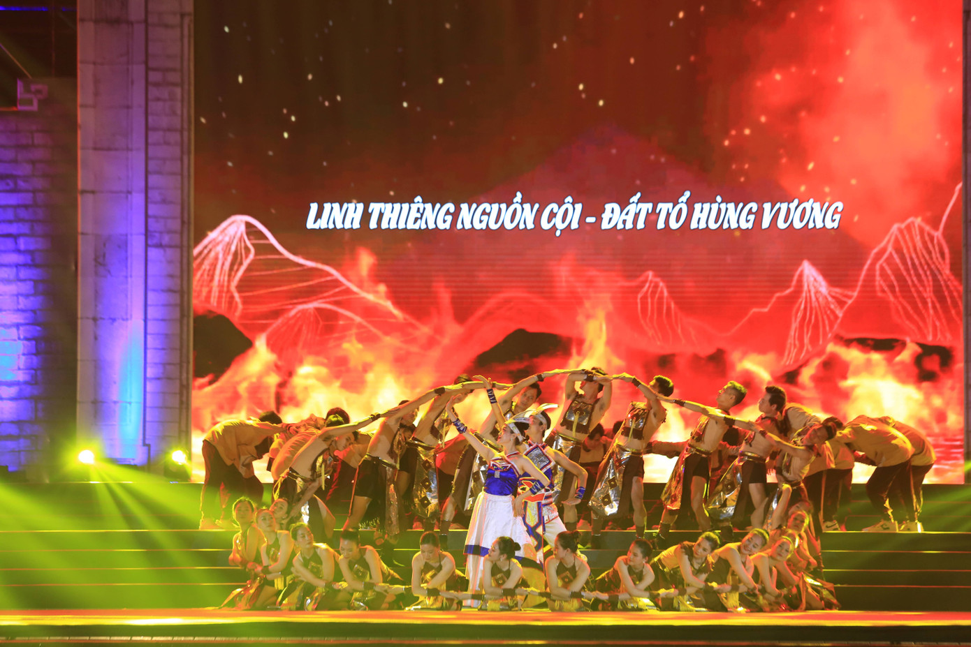 Sau phần lễ, các đại biểu và nhân dân về dự Lễ hội Đền Hùng năm 2023 thưởng thức chương trình nghệ thuật chủ đề Linh thiêng nguồn cội - Đất Tổ Hùng Vương, do Bộ VHTTDL, UBND Tỉnh Phú Thọ chỉ đạo nội dung, Sở VHTTDL tỉnh Phú Thọ chỉ đạo thực hiện, kịch bản và tổng đạo diễn Lê Thế Song. Chương trình bao gồm 3 phần chính: Linh thiêng nguồn cội - Đất tổ Hùng Vương, Tinh hoa di sản, Khát vọng Lạc Hồng. Ảnh: Minh An Sau phần lễ, các đại biểu và nhân dân về dự Lễ hội Đền Hùng năm 2023 thưởng thức chương trình nghệ thuật chủ đề Linh thiêng nguồn cội - Đất Tổ Hùng Vương, do Bộ VHTTDL, UBND Tỉnh Phú Thọ chỉ đạo nội dung, Sở VHTTDL tỉnh Phú Thọ chỉ đạo thực hiện, kịch bản và tổng đạo diễn Lê Thế Song. Chương trình bao gồm 3 phần chính: Linh thiêng nguồn cội - Đất tổ Hùng Vương, Tinh hoa di sản, Khát vọng Lạc Hồng. Ảnh: Minh An