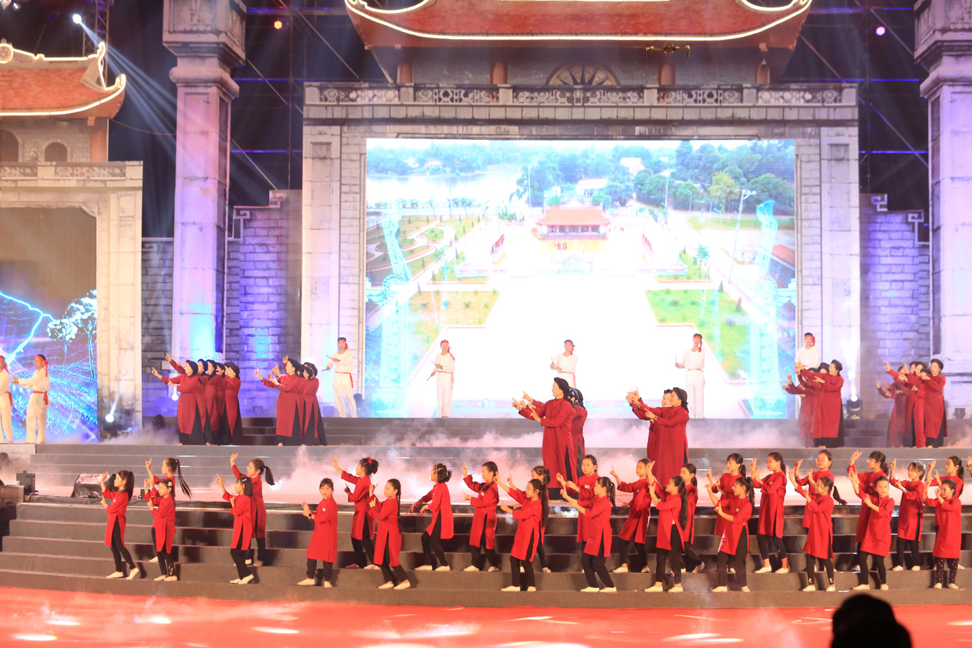 Để xây dựng kịch bản thấm đẫm màu sắc văn hóa - di sản và nghệ thuật là điều rất khó. Nhờ lợi thế được đào tạo bài bản về kịch hát dân tộc, biên kịch Lê Thế Song tận dụng tối đa các thế mạnh công nghệ, kết hợp với âm nhạc, tạo nên sân khấu ấn tượng, ý nghĩa trong đêm khai mạc Lễ hội đền Hùng 2023. "Khán giả nhìn thấy sự độc đáo của di sản, giao thoa và lan tỏa của các di sản trong cùng dân tộc Lạc Việt, có sự gắn kết các loại hình văn hóa nghệ thuật, tạo nên sự gắn kết của ngàn năm tích tụ", tổng đạo diễn Lê Thế Song bày tỏ. Ảnh: Minh An Để xây dựng kịch bản thấm đẫm màu sắc văn hóa - di sản và nghệ thuật là điều rất khó. Nhờ lợi thế được đào tạo bài bản về kịch hát dân tộc, biên kịch Lê Thế Song tận dụng tối đa các thế mạnh công nghệ, kết hợp với âm nhạc, tạo nên sân khấu ấn tượng, ý nghĩa trong đêm khai mạc Lễ hội đền Hùng 2023. "Khán giả nhìn thấy sự độc đáo của di sản, giao thoa và lan tỏa của các di sản trong cùng dân tộc Lạc Việt, có sự gắn kết các loại hình văn hóa nghệ thuật, tạo nên sự gắn kết của ngàn năm tích tụ", tổng đạo diễn Lê Thế Song bày tỏ. Ảnh: Minh An