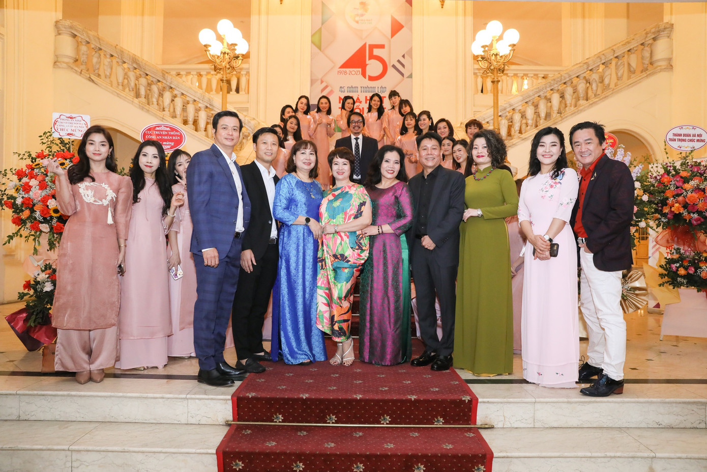 Tập thể nghệ sĩ, diễn viên, cán bộ nhân viên Nhà hát Tuổi trẻ trong ngày kỷ niệm 45 năm thành lập. Ảnh: Quang Vinh