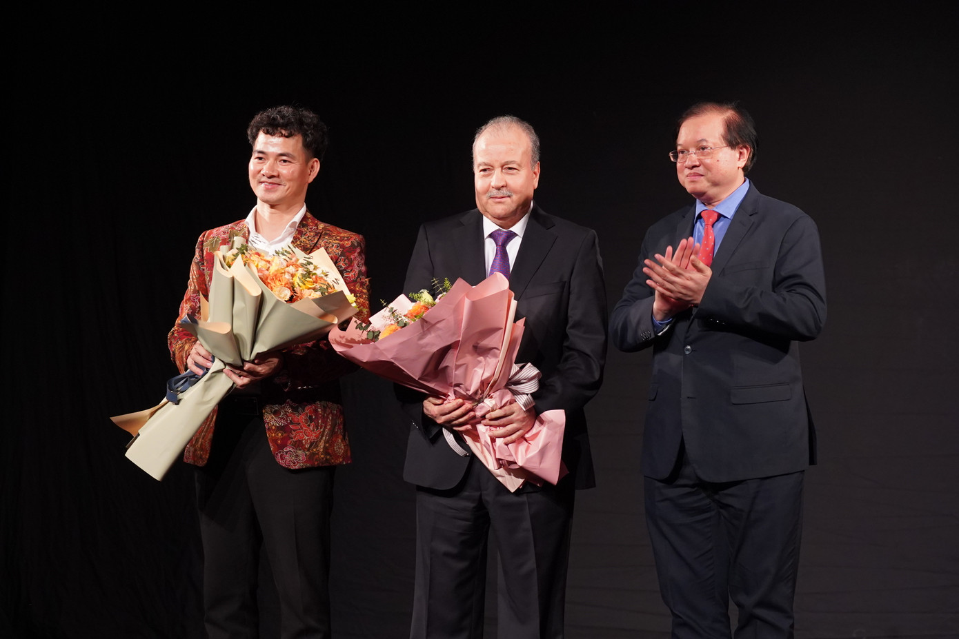 Thứ trưởng Bộ VHTTDL Tạ Quang Đông (phải) chúc mừng Đại sứ đặc mệnh toàn quyền Algeria tại Việt Nam Abdelhamid Boubazine (giữa) và NSƯT Xuân Bắc. Thứ trưởng Bộ VHTTDL Tạ Quang Đông (phải) chúc mừng Đại sứ đặc mệnh toàn quyền Algeria tại Việt Nam Abdelhamid Boubazine (giữa) và NSƯT Xuân Bắc.