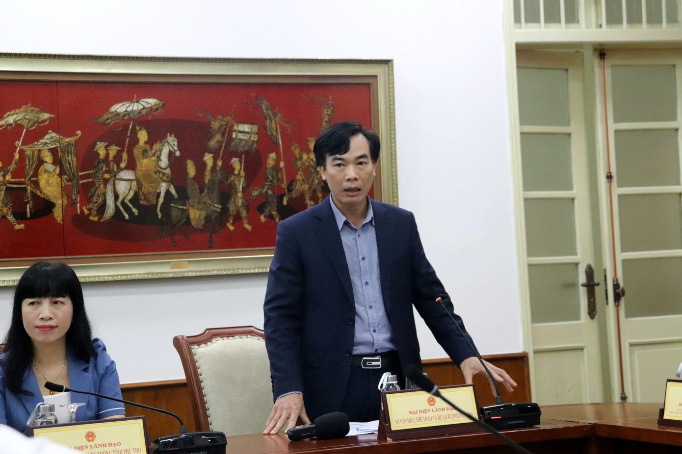 Ông Nguyễn Đắc Thủy khuyến khích người dân đặt sớm phòng dịp giỗ Tổ và lễ hội đền Hùng. Ảnh: Nguyễn Toán.