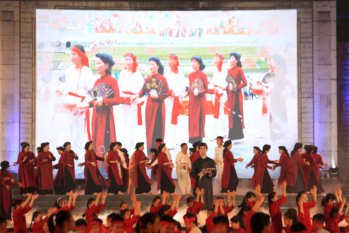 Tổng đạo diễn Lê Thế Song khẳng định ý đồ dàn dựng của chương trình khai mạc góp phần làm nổi bật vẻ đẹp di sản Tín ngưỡng thờ cúng Hùng Vương và hát Xoan. “Màn trình diễn ấn tượng của 100 nghệ nhân và 200 em học sinh tiểu học ở bốn phường Xoan Phú Thọ là một trong những điểm nhấn, giúp người xem cảm nhận sâu sắc hơn về sức sống cũng như ý nghĩa của sự gìn giữ, trao truyền di sản qua các thế hệ”, tổng đạo diễn Lê Thế Song bày tỏ. Ảnh: Minh An Tổng đạo diễn Lê Thế Song khẳng định ý đồ dàn dựng của chương trình khai mạc góp phần làm nổi bật vẻ đẹp di sản Tín ngưỡng thờ cúng Hùng Vương và hát Xoan. “Màn trình diễn ấn tượng của 100 nghệ nhân và 200 em học sinh tiểu học ở bốn phường Xoan Phú Thọ là một trong những điểm nhấn, giúp người xem cảm nhận sâu sắc hơn về sức sống cũng như ý nghĩa của sự gìn giữ, trao truyền di sản qua các thế hệ”, tổng đạo diễn Lê Thế Song bày tỏ. Ảnh: Minh An