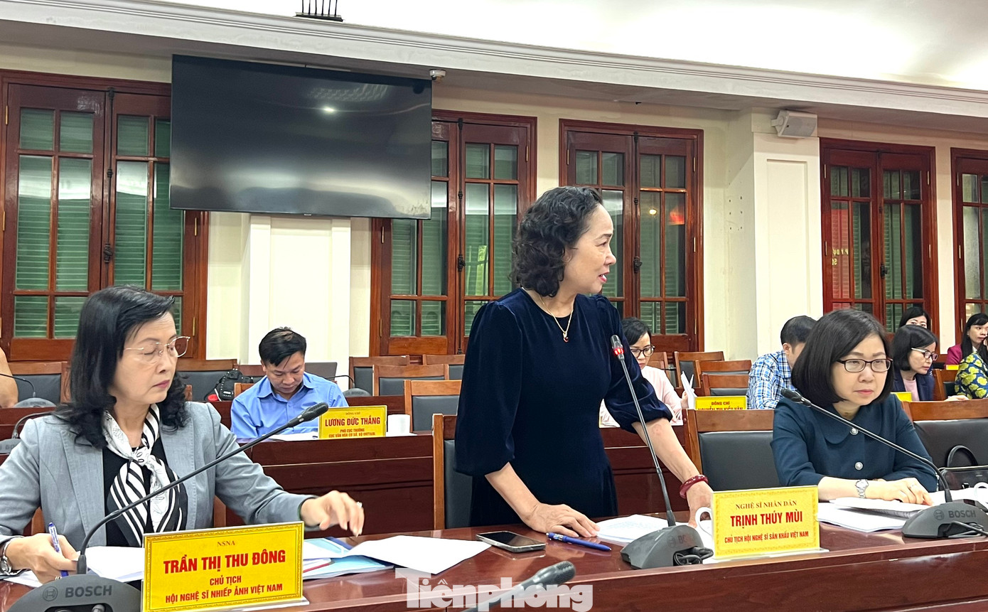 NSND Trịnh Thúy Mùi nêu câu chuyện bất cập của chính sách đối với nghệ sĩ sân khấu. NSND Trịnh Thúy Mùi nêu câu chuyện bất cập của chính sách đối với nghệ sĩ sân khấu.