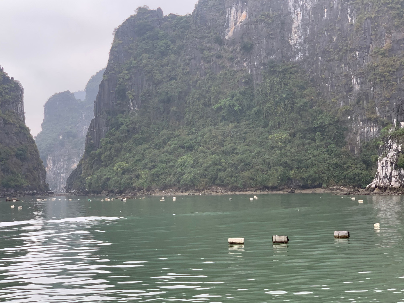 Rác phao xốp gây mất cảnh quan, ảnh hưởng tới du khách.