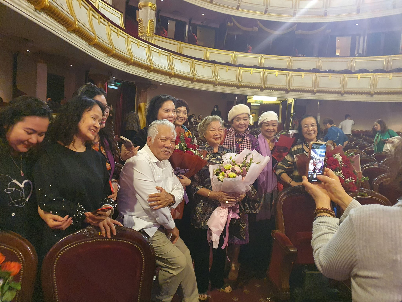 NSƯT Lê Mai được con gái - NSND Lê Khanh đưa đến chúc mừng và chung vui cùng NSƯT Lê Chức. Ảnh: NVCC. NSƯT Lê Mai được con gái - NSND Lê Khanh đưa đến chúc mừng và chung vui cùng NSƯT Lê Chức. Ảnh: NVCC.