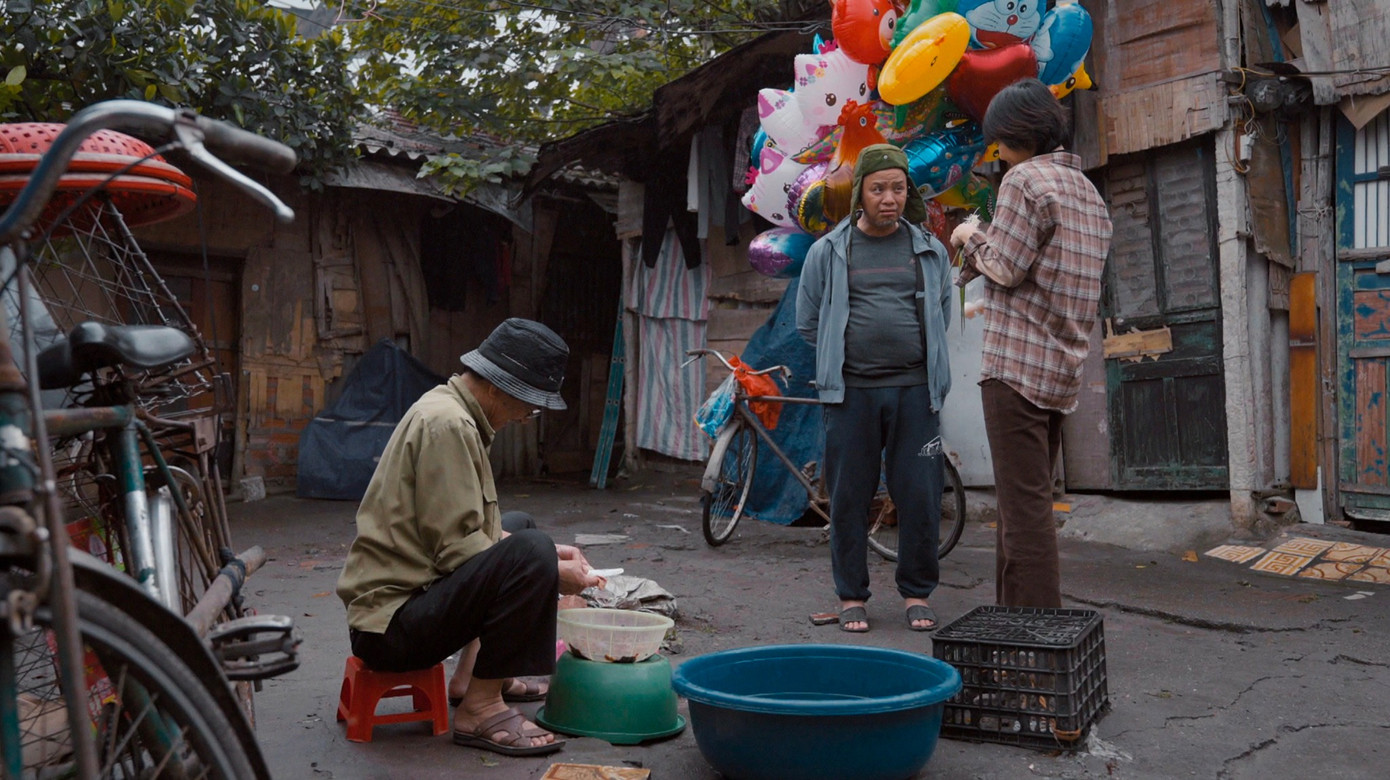 Bối cảnh xóm chợ nghèo cũng được dựng lại một phần để đảm bảo tiến độ sản xuất.