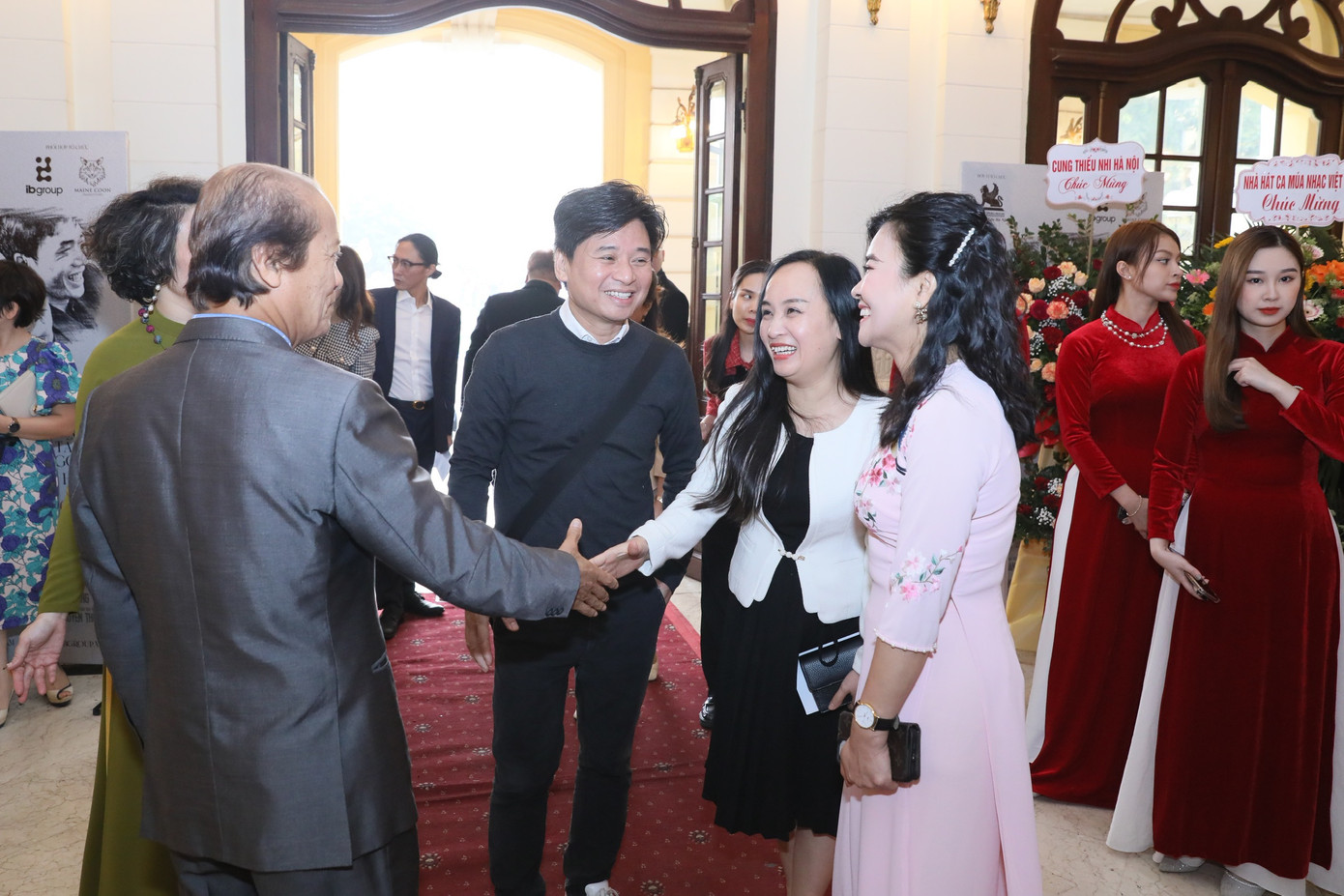 Nhiều nghệ sĩ đến chung vui với đồng nghiệp của Nhà hát Tuổi trẻ. Ảnh: Quang Vinh.