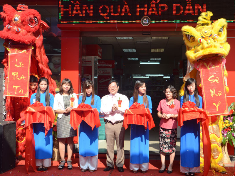 Lễ cắt băng khai trương nhà sách Tiền Phong thứ 7 tại 477 Ngọc Lâm. quận Long Biên, Hà Nội