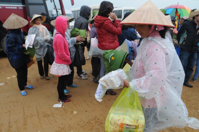 Ngay từ ngoài cổng vào, các dịch vụ ăn theo như đổi tiền lẻ, tiền may mắn, bán mũ, áo mưa rất đắt khách. Mỗi chiếc mũ du lịch có giá 15.000đ-20.000đ