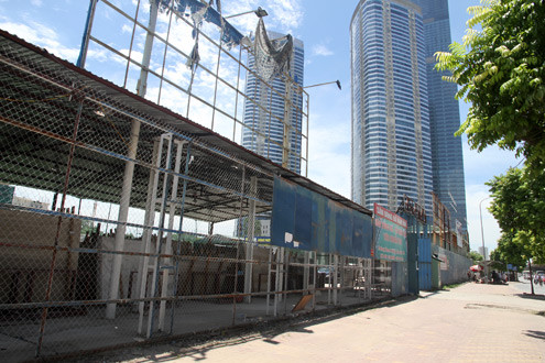 Nam Đàn Plaza, dự án từng được quảng bá là tổ hợp khách sạn 5 sao, trung tâm thương mại, tài chính, ngân hàng, khu vui chơi giải trí, văn phòng... có tổng vốn đầu tư 1.500 tỷ đồng nằm trên lô đất rộng gần 10.000 m2