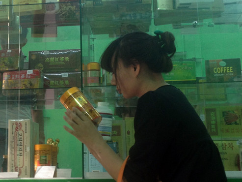 Sản phẩm sữa ong chúa xách tay từ Úc về bày bán tại một cửa hàng trên đường Lê Hồng Phong, Q.10, TP.HCM. Ảnh: Tuổi Trẻ Sản phẩm sữa ong chúa xách tay từ Úc về bày bán tại một cửa hàng trên đường Lê Hồng Phong, Q.10, TP.HCM. Ảnh: T.T.D