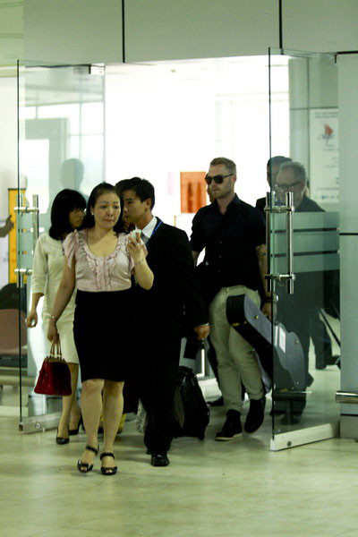 Ronan Keating vừa xuống sân bay Cam Ranh.