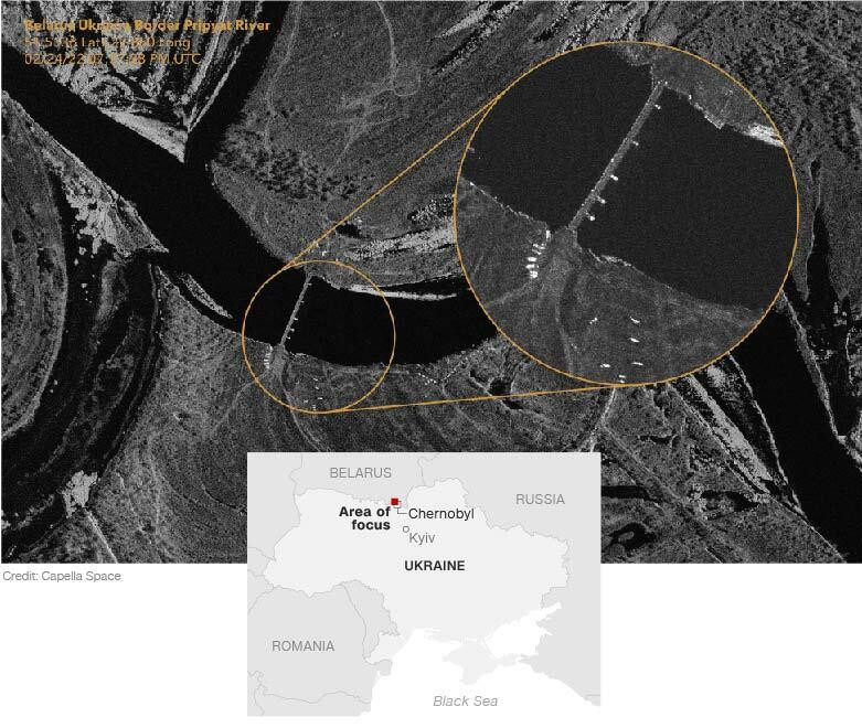 Quân đội Nga vượt cầu phao trên sông Pripyat đêm 24/2. Ảnh: Capella Space/CNN Quân đội Nga vượt cầu phao trên sông Pripyat đêm 24/2. Ảnh: Capella Space/CNN