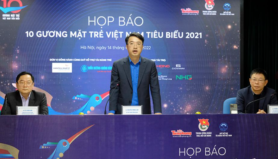 Nhà báo Lê Xuân Sơn (ngoài cùng bên trái ảnh) chia sẻ tại chương trình. (Ảnh: Hoàng Mạnh Thắng) Nhà báo Lê Xuân Sơn (ngoài cùng bên trái ảnh) chia sẻ tại chương trình. (Ảnh: Hoàng Mạnh Thắng)