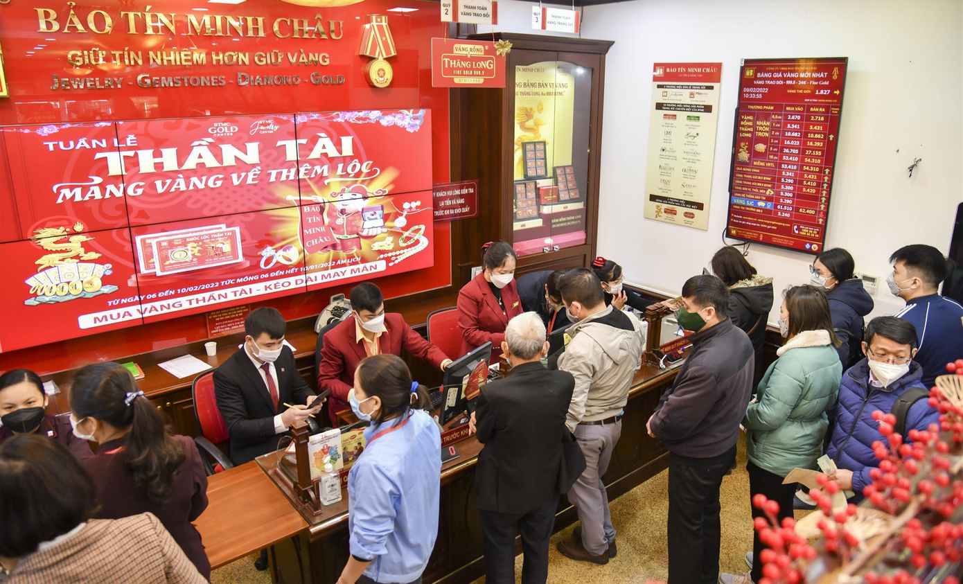 Từ hôm qua (9/2), người dân đã xếp hàng mua vàng sớm trước ngày vía Thần Tài Từ hôm qua (9/2), người dân đã xếp hàng mua vàng sớm trước ngày vía Thần Tài