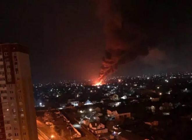 Vụ nổ xảy ra ở gần một ga tàu điện ngầm ở thủ đô Kiev rạng sáng 25/2. Ảnh: Guardian Vụ nổ xảy ra ở gần một ga tàu điện ngầm ở thủ đô Kiev rạng sáng 25/2. Ảnh: Guardian