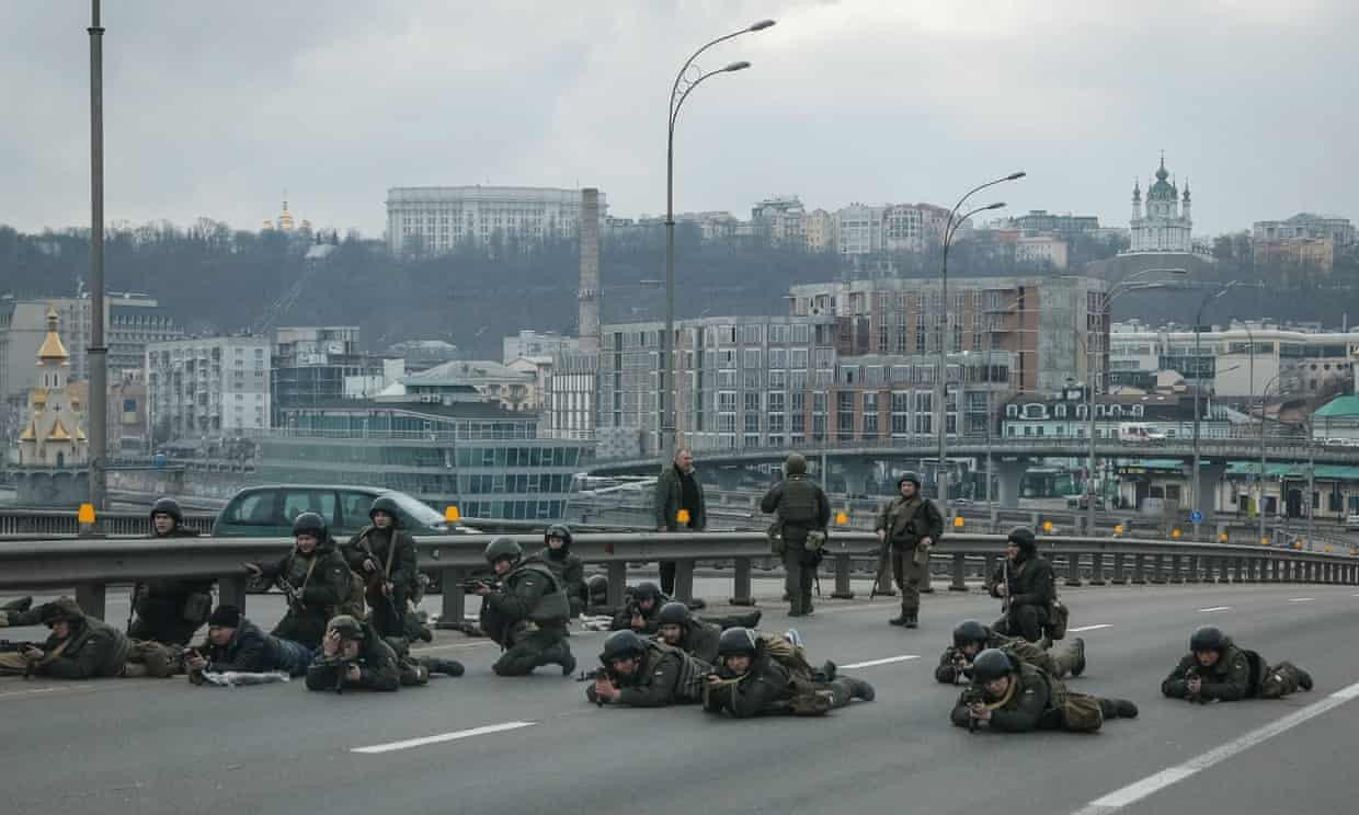 Binh sĩ Ukraine dàn quân bảo vệ thủ đô Kiev. Ảnh: Reuters Binh sĩ Ukraine dàn quân bảo vệ thủ đô Kiev. Ảnh: Reuters