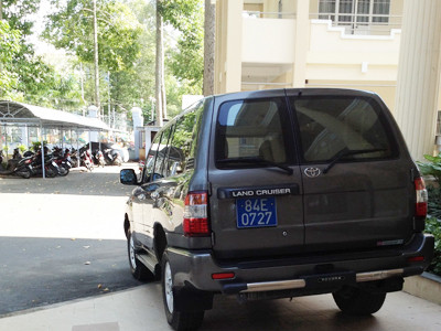 Chiếc xe 84E-0727 của Chủ tịch Khiêu mà Công an phường 1 cho rằng, bị bà Ly chạy xe “thẳng vào trụ sở UBND tỉnh” dùng gạch đập giữa đêm 7/1