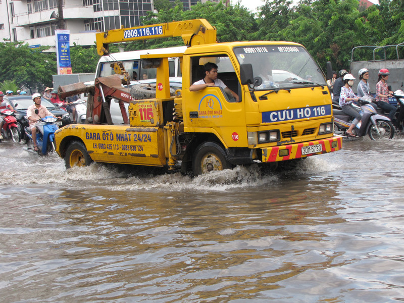 Nhiều người phải gọi xe cứu hộ giao thông. Ảnh: Trường Phong