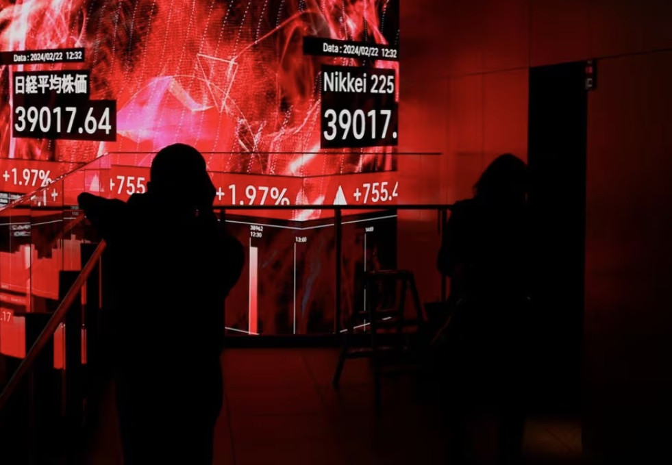 Màn hình điện tử hiển thị chỉ số bình quân Nikkei trong tòa nhà ở Tokyo ngày 22/2. (Ảnh: Reuters)