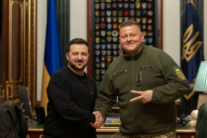 Ông Zelensky đăng bức ảnh chụp chung với tướng Zaluzhnyi ngày 9/2. (Ảnh: Reuters)