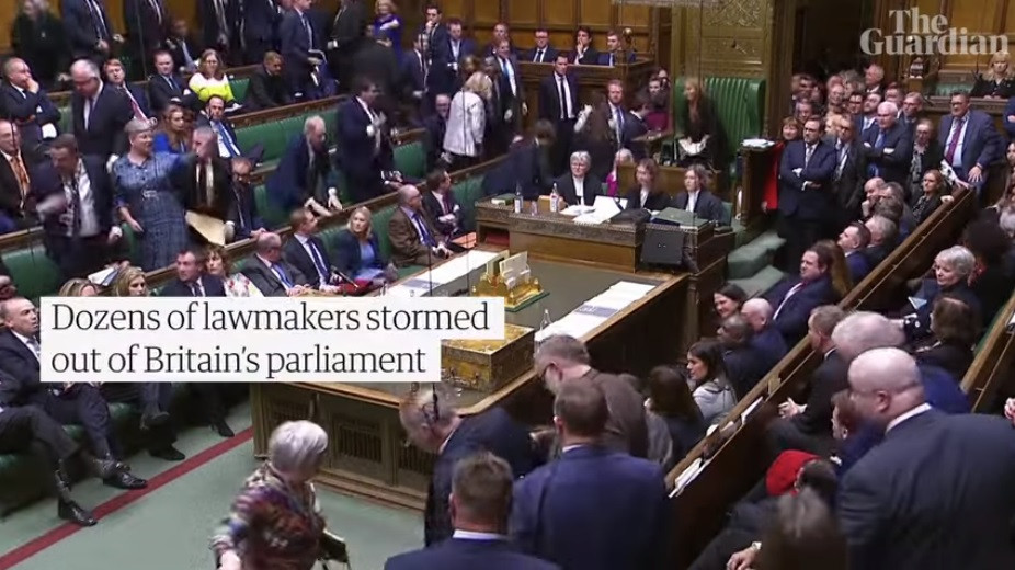 Nhiều nghị sĩ Anh bỏ ra khỏi Quốc hội trong phiên bỏ phiếu về kiến nghị đối với xung đột Israel - Hamas. (Ảnh: Guardian)