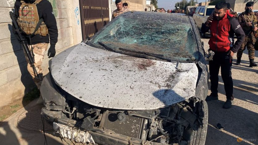 Một chiếc xe bị hỏng nặng sau vụ tấn công của Mỹ vào al-Qaim, Iraq, ngày 3/2. (Ảnh: Reuters) Một chiếc xe bị hỏng nặng sau vụ tấn công của Mỹ vào al-Qaim, Iraq, ngày 3/2. (Ảnh: Reuters)