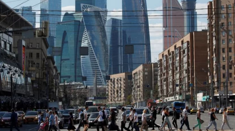 Người đi bộ băng qua đường ở khu vực trung tâm thủ đô Mátxcơva, Nga. (Ảnh: Reuters) Người đi bộ băng qua đường ở khu vực trung tâm thủ đô Mátxcơva, Nga. (Ảnh: Reuters)