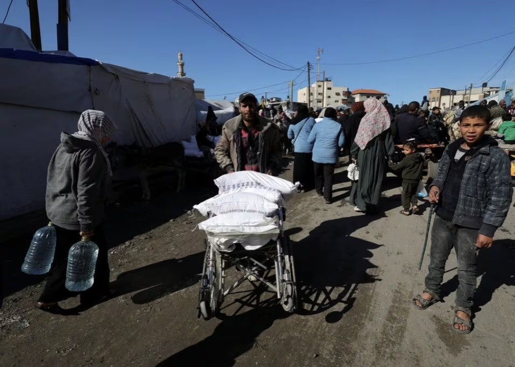 Một người Palestine chở bột mỳ được cơ quan cứu trợ của Liên Hợp Quốc UNRWA phân phát ở Dải Gaza ngày 1/2. (Ảnh: Reuters) Một người Palestine chở bột mỳ được cơ quan cứu trợ của Liên Hợp Quốc UNRWA phân phát ở Dải Gaza ngày 1/2. (Ảnh: Reuters)