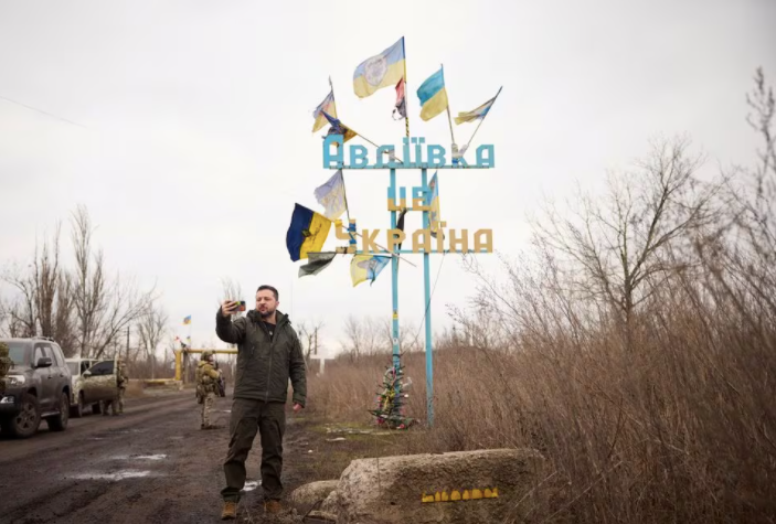 Tổng thống Ukraine Volodymir Zelensky quay video trước biển báo đường có dòng chữ "Avdiivka - đây là Ukraine" ngày 29/12/2023. (Ảnh: Reuters)