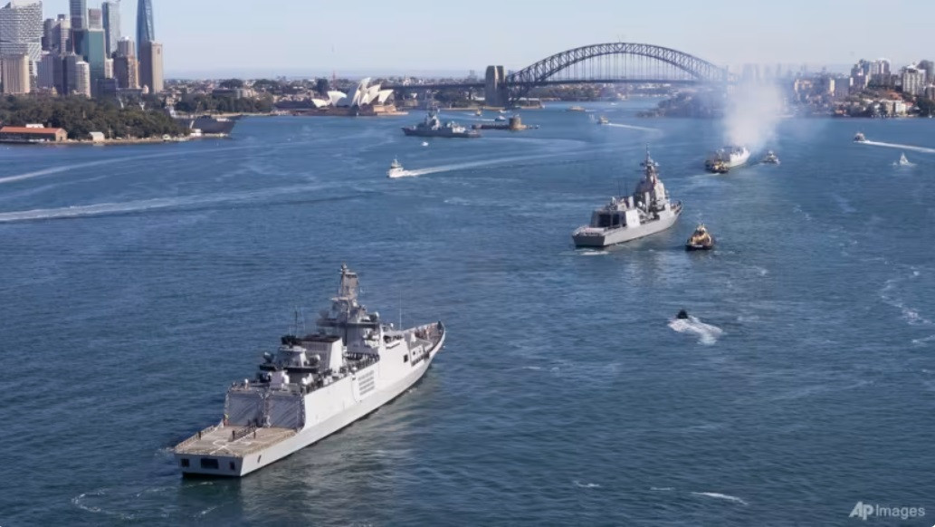 Các chiến hạm tham gia cuộc diễn tập Malabar 2023 vào cảng Sydney ngày 11/8/2023. (Ảnh: AP) Các chiến hạm tham gia cuộc diễn tập Malabar 2023 vào cảng Sydney ngày 11/8/2023. (Ảnh: AP)