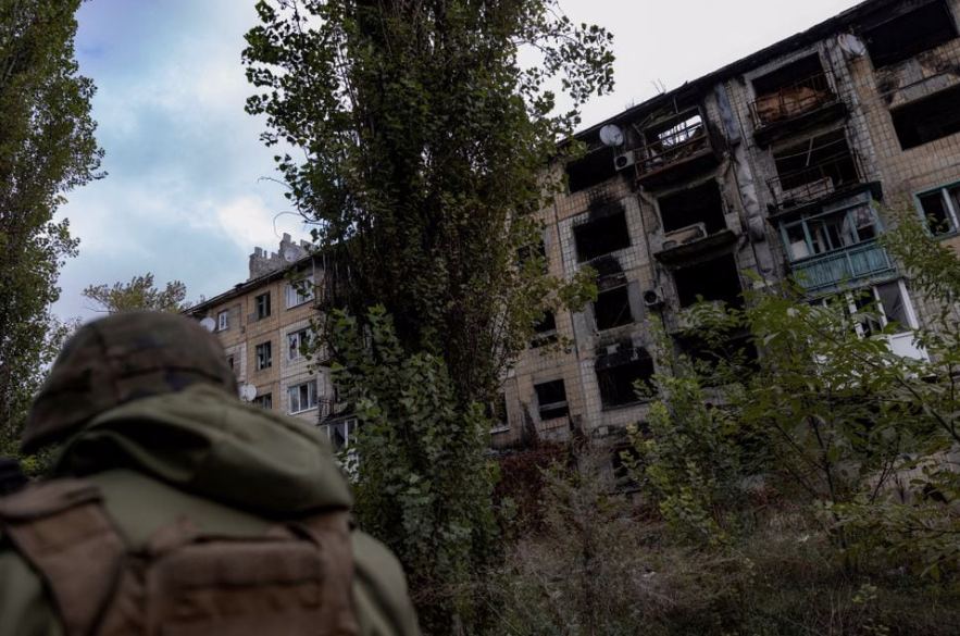Một tòa nhà dân cư bị hư hại ở thị trấn Avdiivka, vùng Donetsk, Ukraine, ngày 17/10/2023. (Ảnh: Reuters)