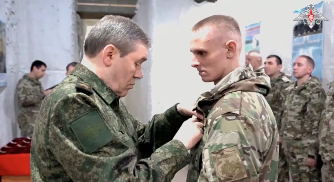 Tướng Valery Gerasimov trao huy chương cho những người góp phần tạo nên chiến thắng ở Avdiivka. (Ảnh: BQP Nga)