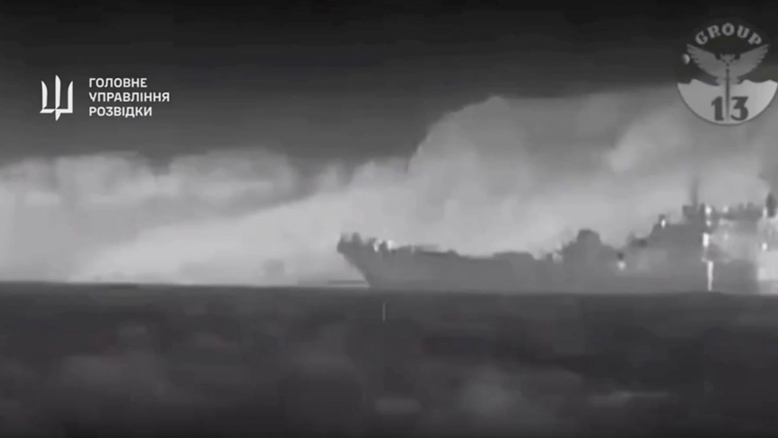 Hình ảnh từ cảnh quay ban đêm do Ukraine cung cấp để khẳng định họ đã đánh trúng tàu đổ bộ Caesar Kunikov của Nga. (Ảnh: DIU)