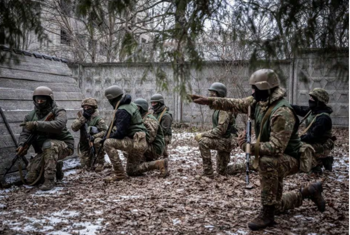 Các tình nguyện viên Ukraine được huấn luyện ở Kiev ngày 9/1. (Ảnh: Reuters)