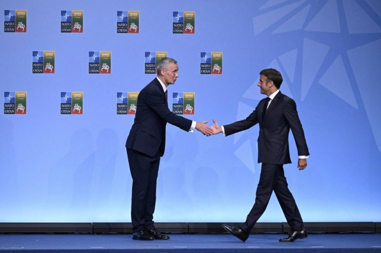 Tổng thư ký NATO Jens Stoltenberg chào đón Tổng thống Pháp Emmanuel Macron đến dự thượng đỉnh NATO ở Vilnius tháng 7/2023.(Ảnh: Reuters)