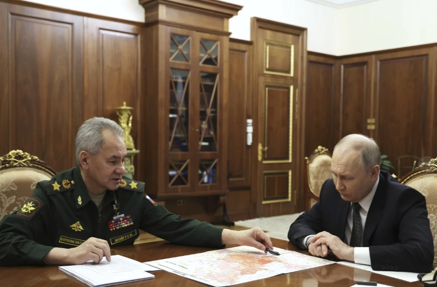 Tổng thống Nga Vladimir Putin trong cuộc họp với Bộ trưởng Quốc phòng Sergei Shoigu. (Ảnh: Sputnik)