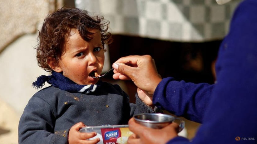 Một đứa trẻ Palestine phải sơ tán đến thành phố Rafah, phía nam Dải Gaza, ngày 20/2. (Ảnh: Reuters)