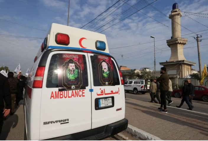 Xe cứu thương chở thi thể các thành viên nhóm vũ trang người Shi'ite ở Iraq thiệt mạng trong cuộc không kích của Mỹ vào al-Qaim ngày 4/2. (Ảnh: Reuters)