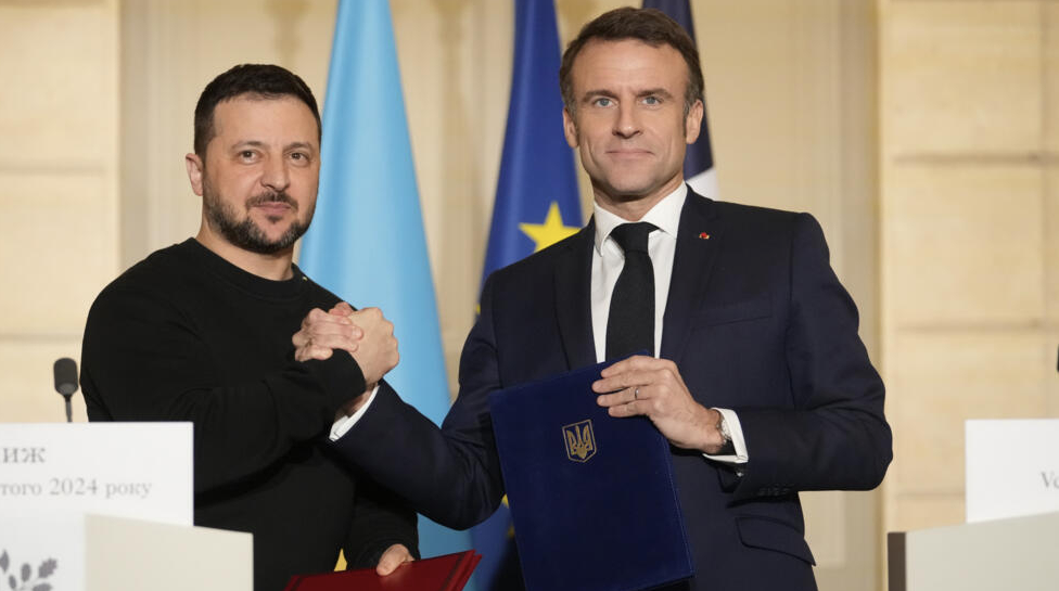 Tổng thống Ukraine Volodymir Zelensky và Tổng thống Pháp Emmanuel Macron bắt tay sau khi ký thoả thuận an ninh ngày 16/2. (Ảnh: AP) Tổng thống Ukraine Volodymir Zelensky và Tổng thống Pháp Emmanuel Macron bắt tay sau khi ký thoả thuận an ninh ngày 16/2. (Ảnh: AP)