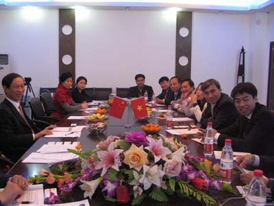 Đoàn công tác của Đại học Ngoại Thương làm việc với đại diện Đại học Sư Phạm Giang Tây, Trung Quốc (bên trái). Ảnh: Xuân Mai