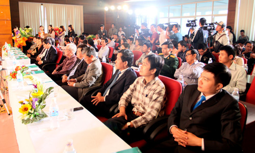 Đông đảo đại biểu và các phóng viên báo đài đến dự Lễ trao giải báo chí đề tài thanh niên năm 2012