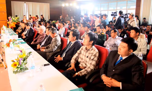 Đông đảo đại biểu và các phóng viên báo đài đến dự Lễ trao giải báo chí đề tài thanh niên năm 2012