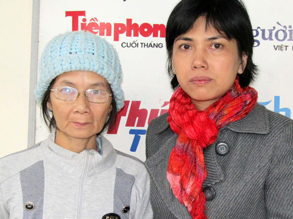 Đại diện báo Tiền Phong trao tiền giúp đỡ của bạn đọc cho mẹ con chị Lương Ảnh: N.C