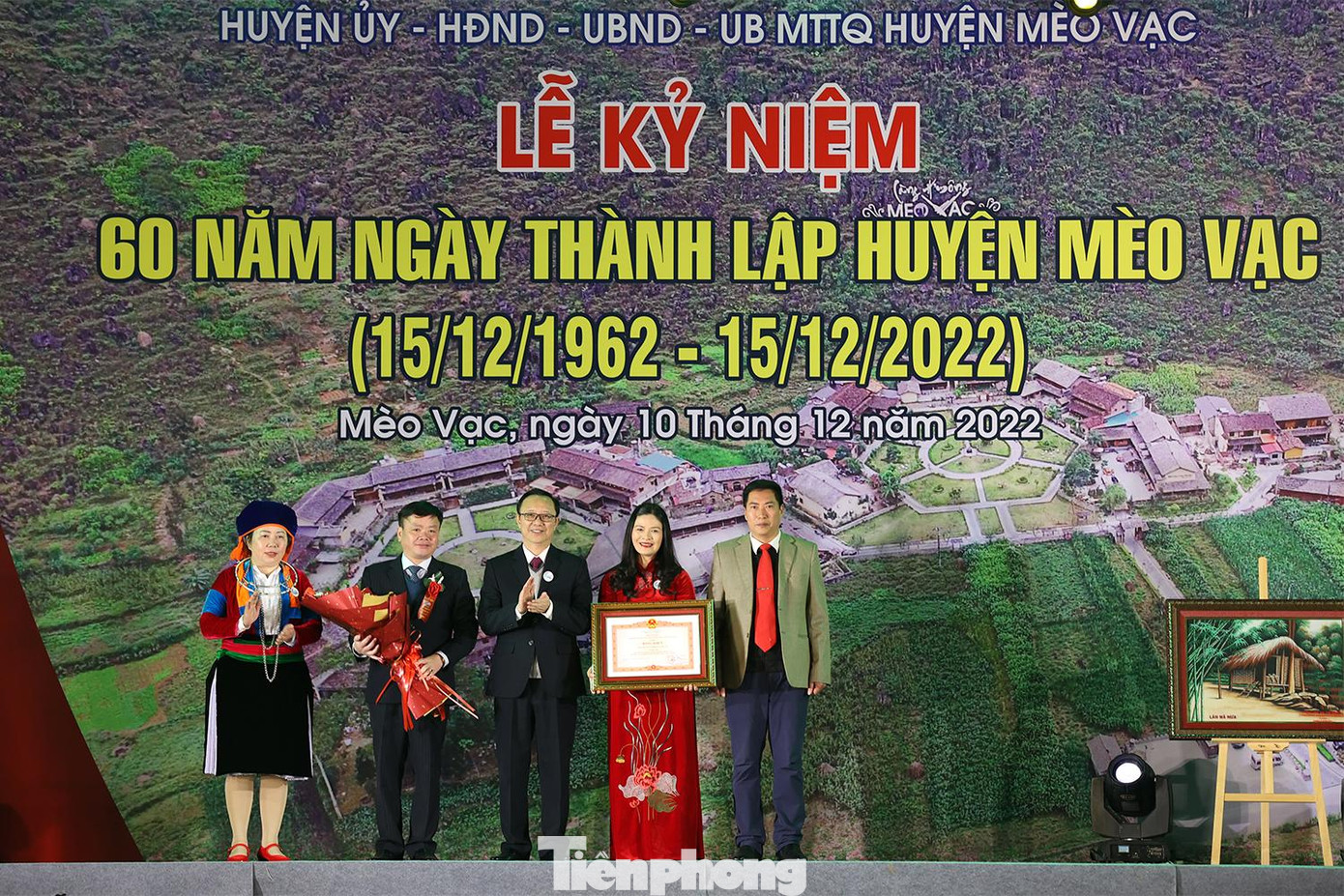 Chủ tịch HĐND tỉnh Thào Hồng Sơn trao Bằng khen của Thủ tướng Chính phủ tặng Đảng bộ, chính quyền và nhân dân huyện Mèo Vạc.