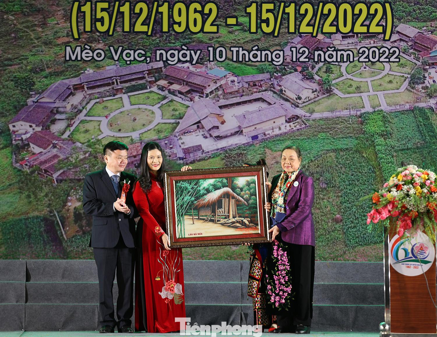 Lãnh đạo huyện Mèo Vạc đón nhận bức tranh từ nguyên Bí thư Trung ương Đảng, nguyên Trưởng ban Dân vận Trung ương Hà Thị Khiết.